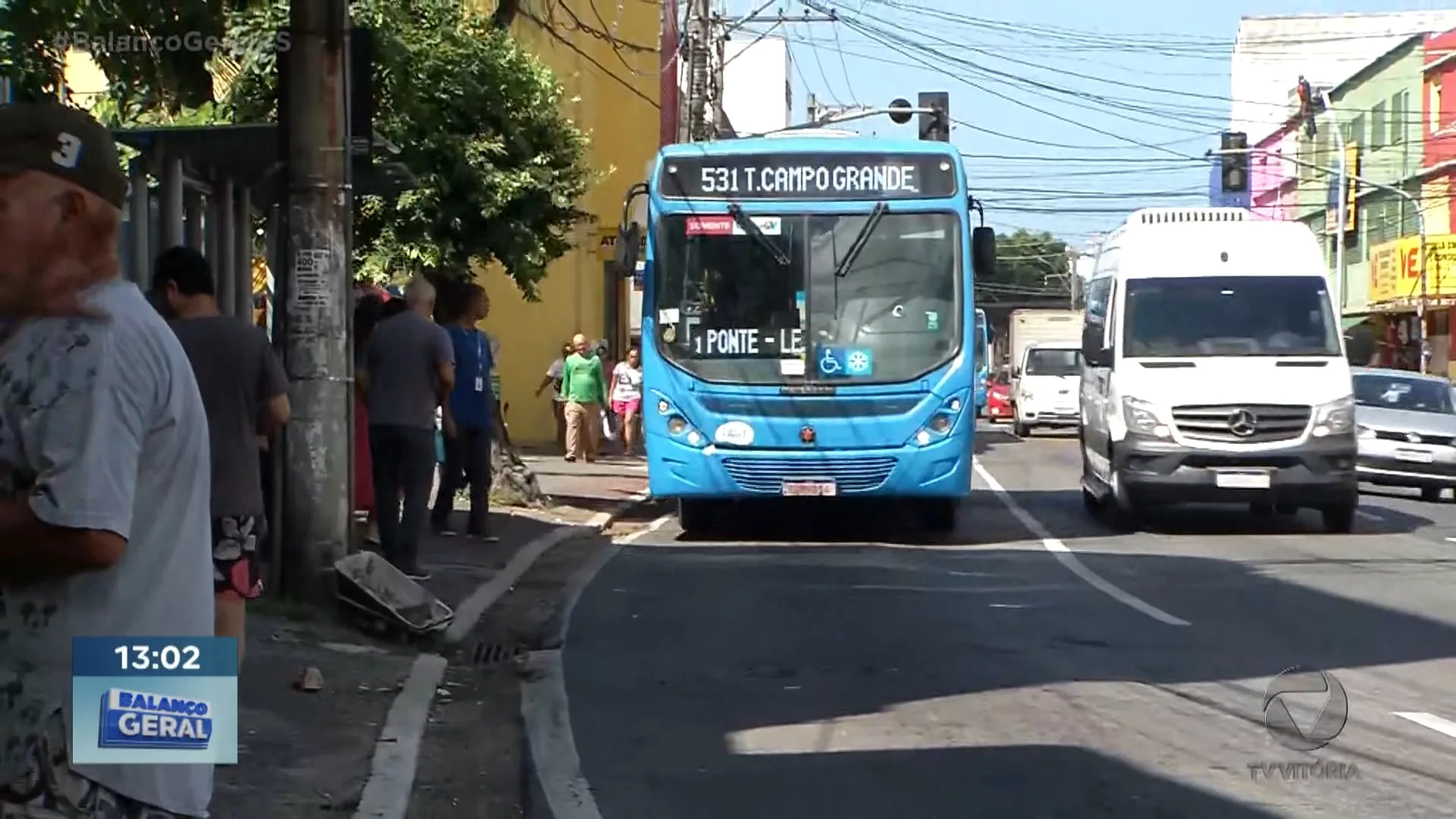 Bandidos tentam assaltar passageiros de um ônibus e se dão mal