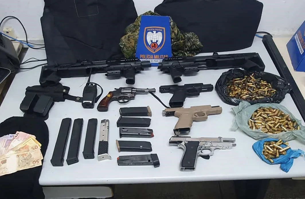 Polícia prende quatro suspeitos e apreende várias armas na Serra