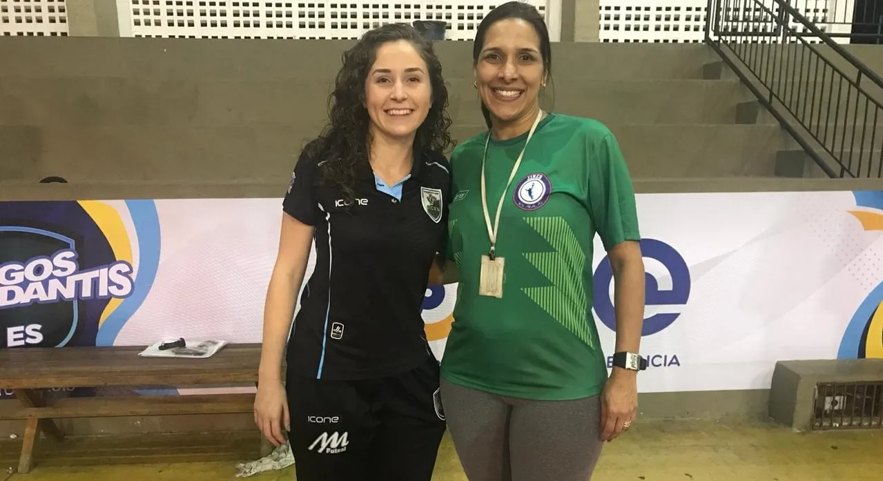 Dobradinha feminina! Treinadoras se enfrentam e equipes fazem bonito em quadra