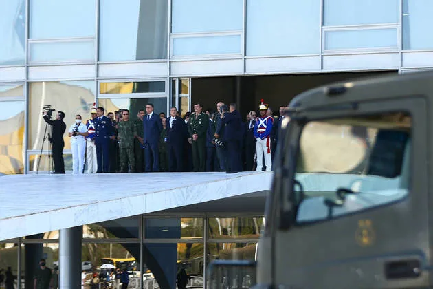 Bolsonaro e ministros prestigiam desfile de blindados militares na Esplanada