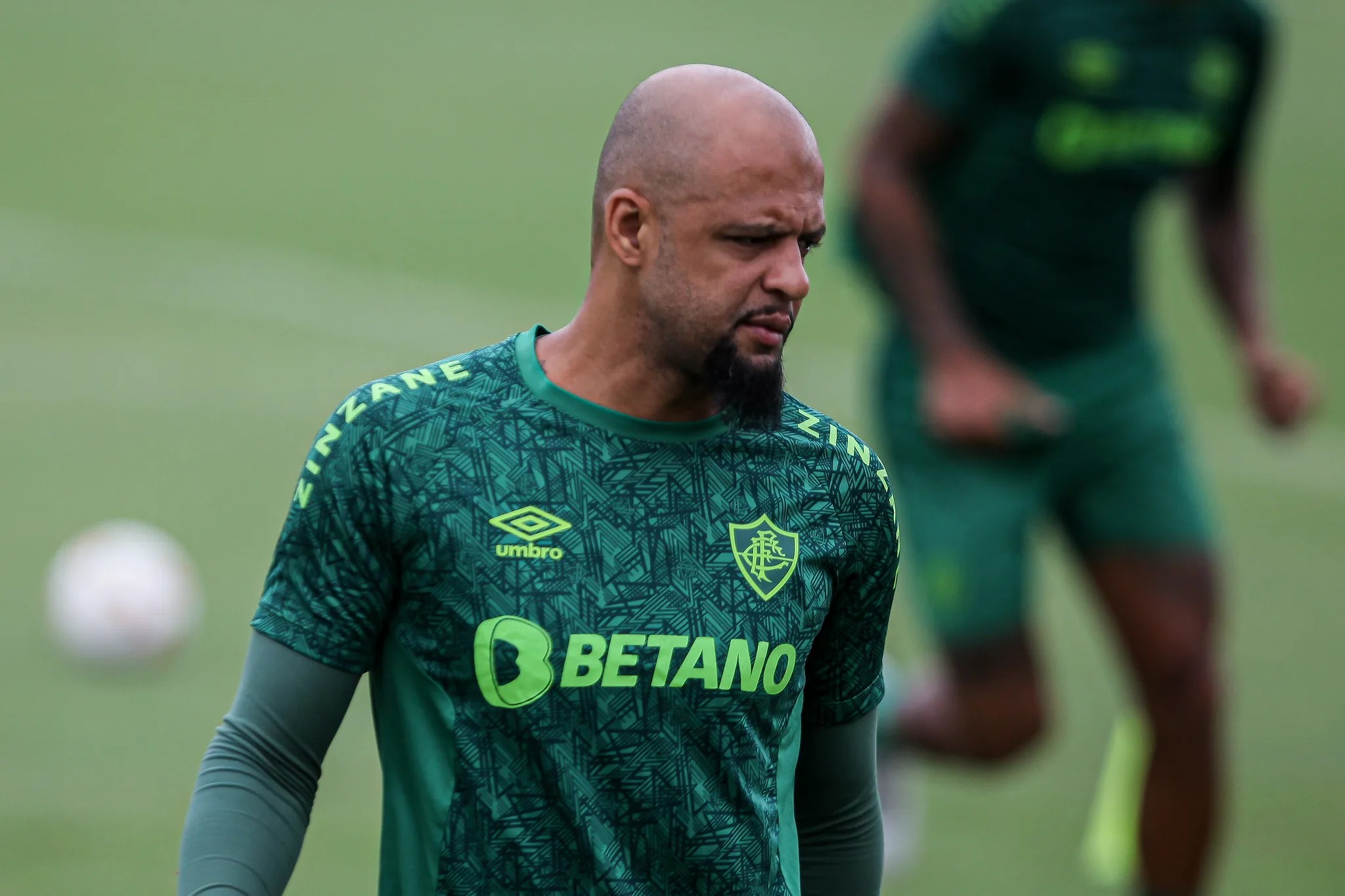 Felipe Melo defende "não passar mão na cabeça" de Daniel Alves e Robinho