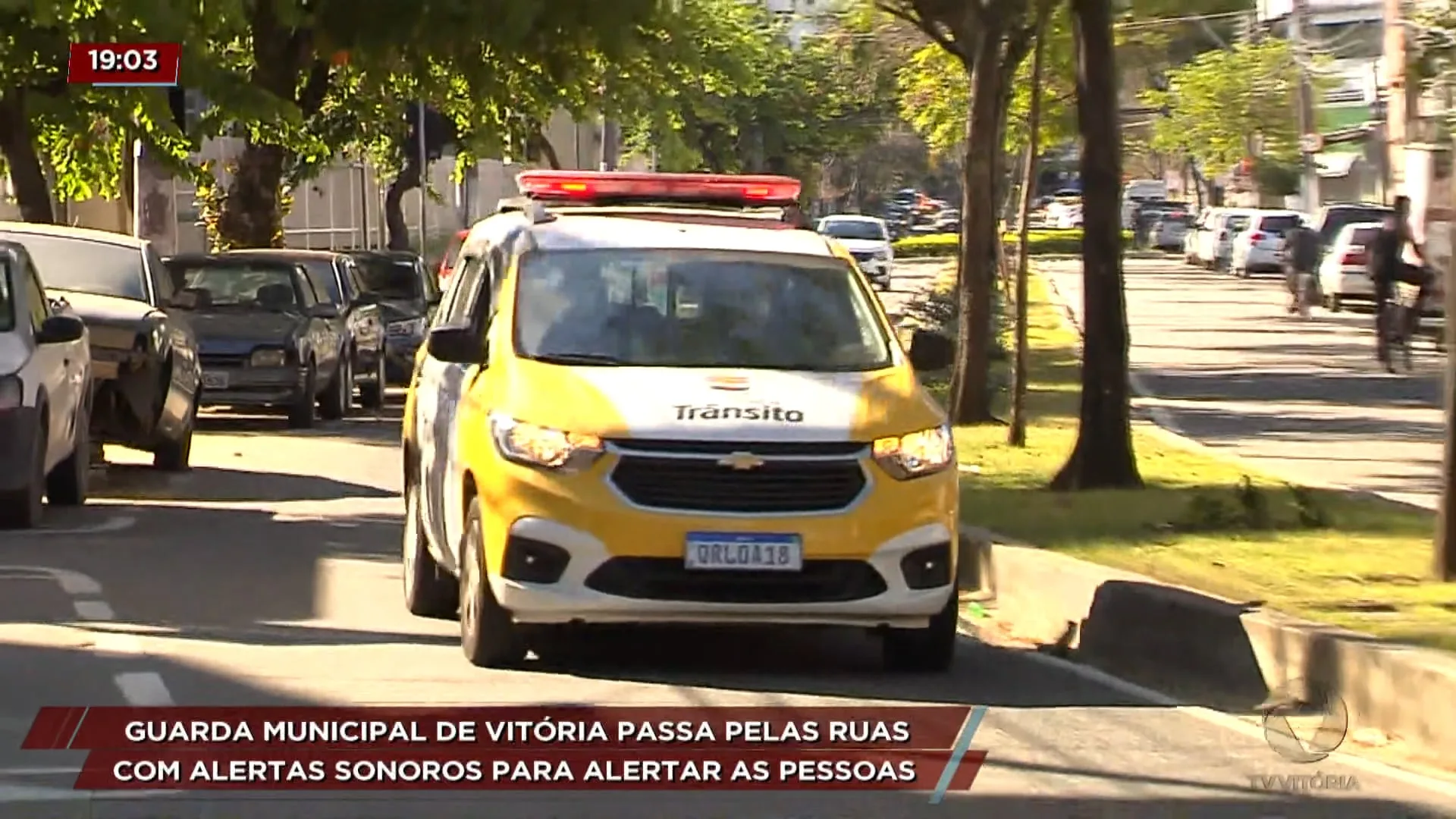 Guarda municipal de Vitória passa pelas ruas com alertas sonoros de orientações de combate ao COVID-19