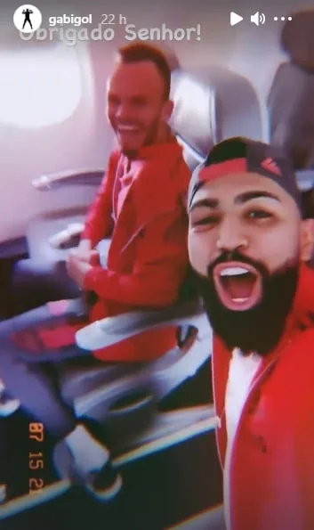 Gabigol vibra com pouso de avião e frustra previsão de vidente