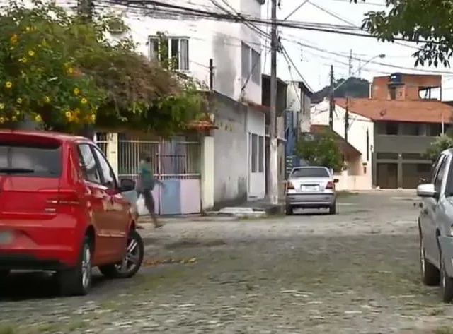 Pai e filho são assaltados na porta de casa; criminosos tentaram atirar, mas arma 'mascou'