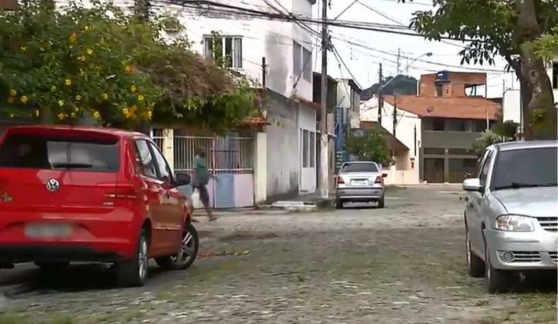 Pai e filho são assaltados na porta de casa; criminosos tentaram atirar, mas arma 'mascou'