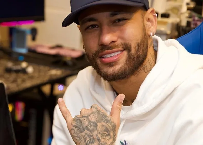 De forma descontraída, Neymar Jr. conversa com hackers: "Devolve minha conta aí"