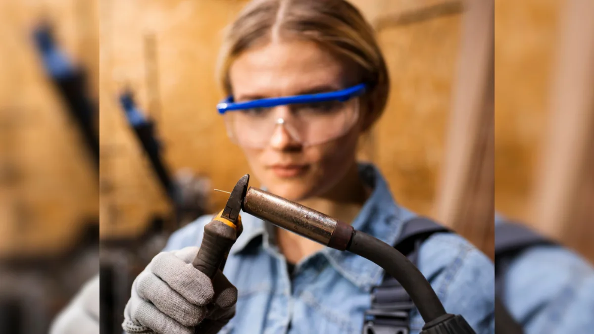 Curso gratuito de eletricista só para mulheres na Serra; veja como se inscrever