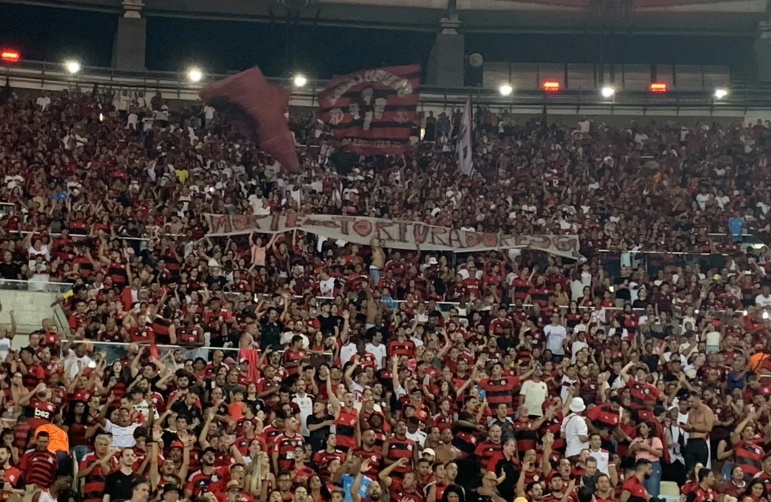 Torcedores do Flamengo usam tornozeleira por faixa contra 'torturadores de 64' no Maracanã