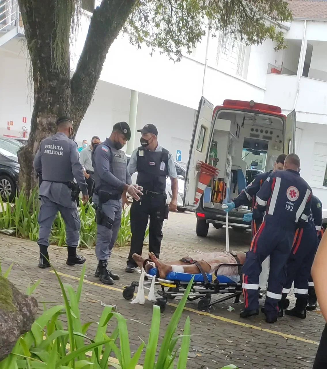 Homem invade faculdade, quebra pratos e janela e é socorrido em Vitória