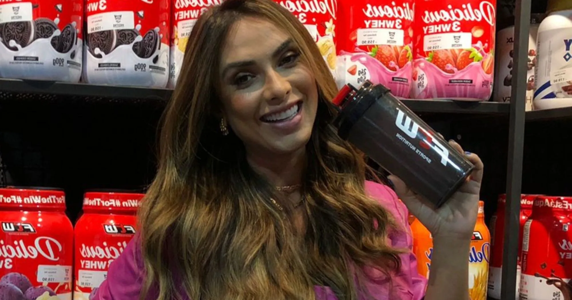 Nicole Bahls surge em Vitória e posa com estoque de whey protein