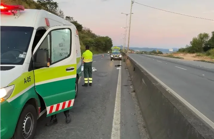 Motociclista morre ao colidir em divisão central da Rodovia do Contorno na Serra