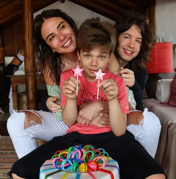 Luciana Gimenez completa 51 anos e recebe homenagem dos filhos na TV