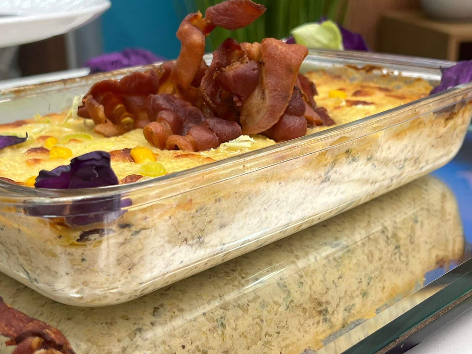 Tá barato! Veja receita de torta de repolho gratinado com creme de milho, bacon e alho poró