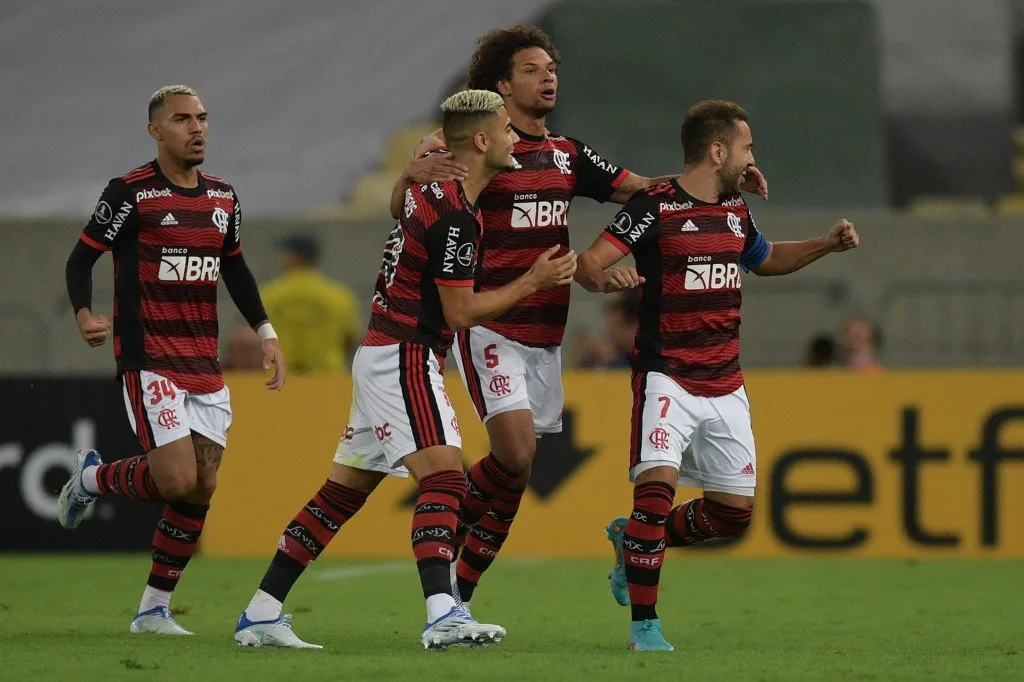 Em dia de cobranças, Flamengo supera Católica e vai às oitavas da Libertadores