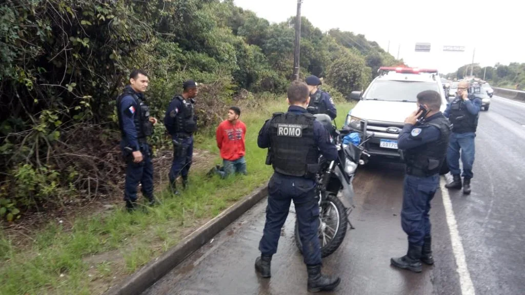 Suspeito que estava fugindo da PM bate em viatura da Guarda Municipal e é preso em Vila Velha