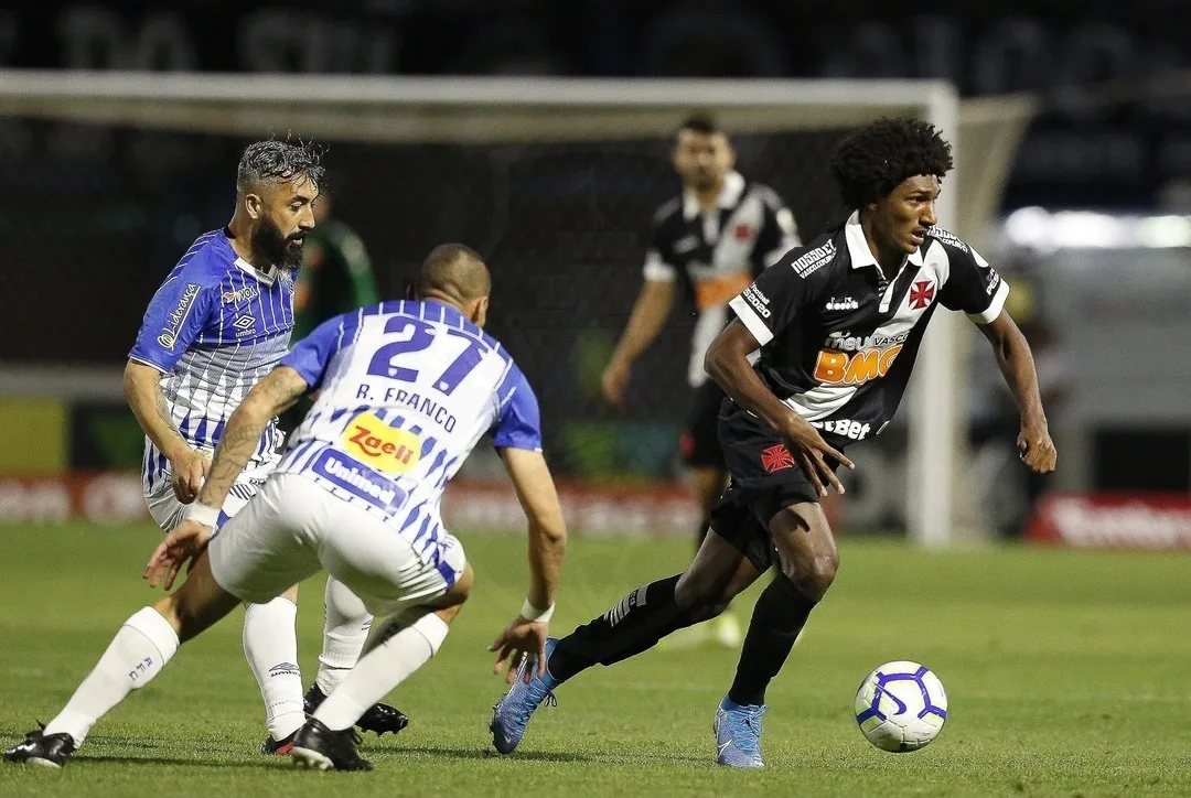 Jogadores do Vasco lamentam as chances desperdiçadas em Florianópolis