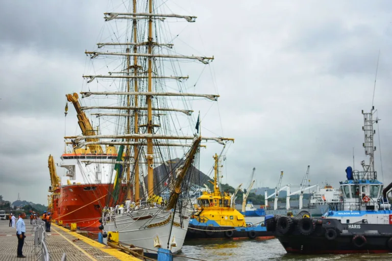 VÍDEO | Navio da Marinha em Vitória tem 25 velas e 18 km de cordas: confira curiosidades