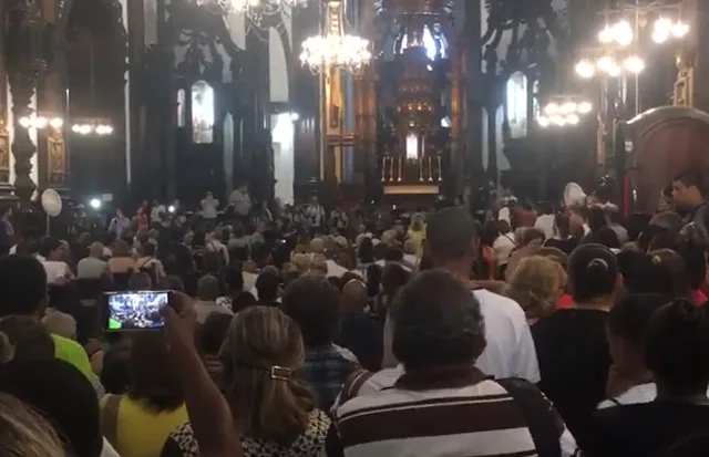 Capixaba registra cerimônia em Catedral após atentado que matou quatro pessoas