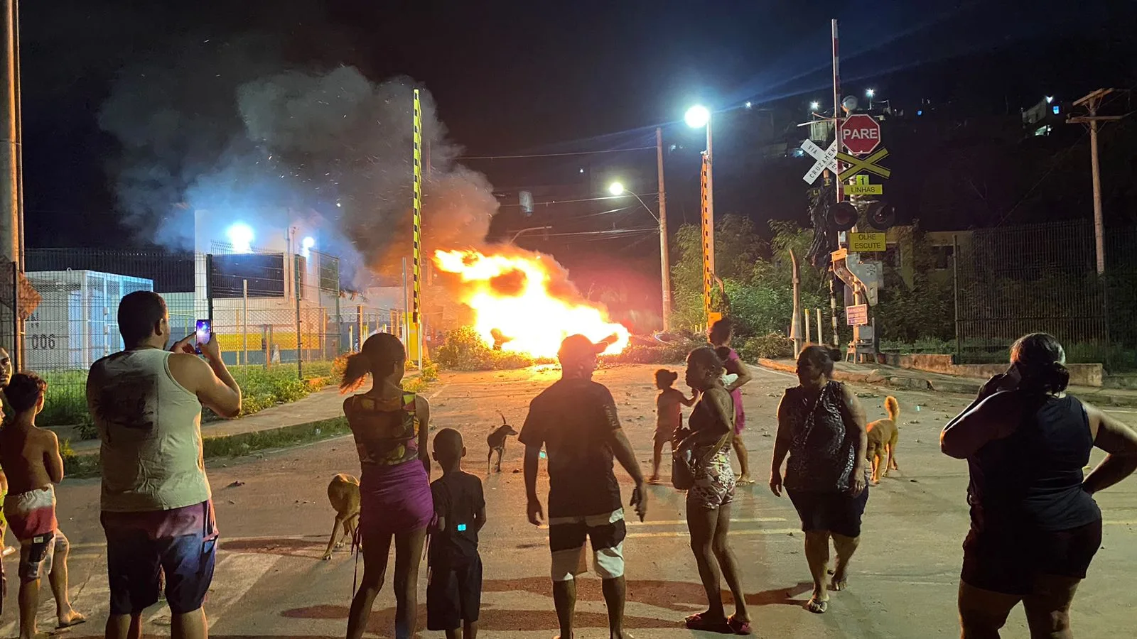 Moradores de Flexal I protestam após falta de energia em Cariacica