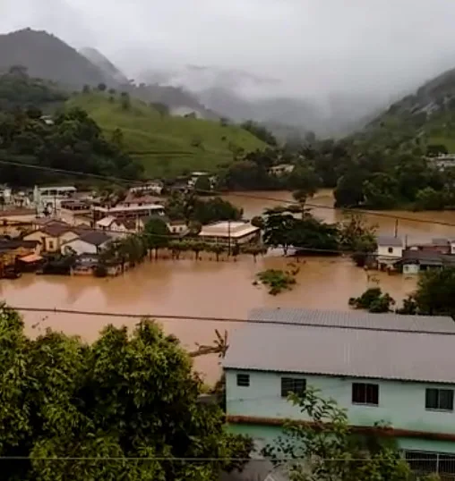 VÍDEO | Rio transborda, alaga ruas e deixa rodovia interditada em Anutiba, distrito de Alegre