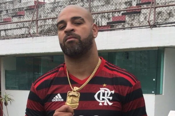 Adriano diz que errou ao deixar Flamengo em 2010: 'Minha cabeça ficou no Brasil'