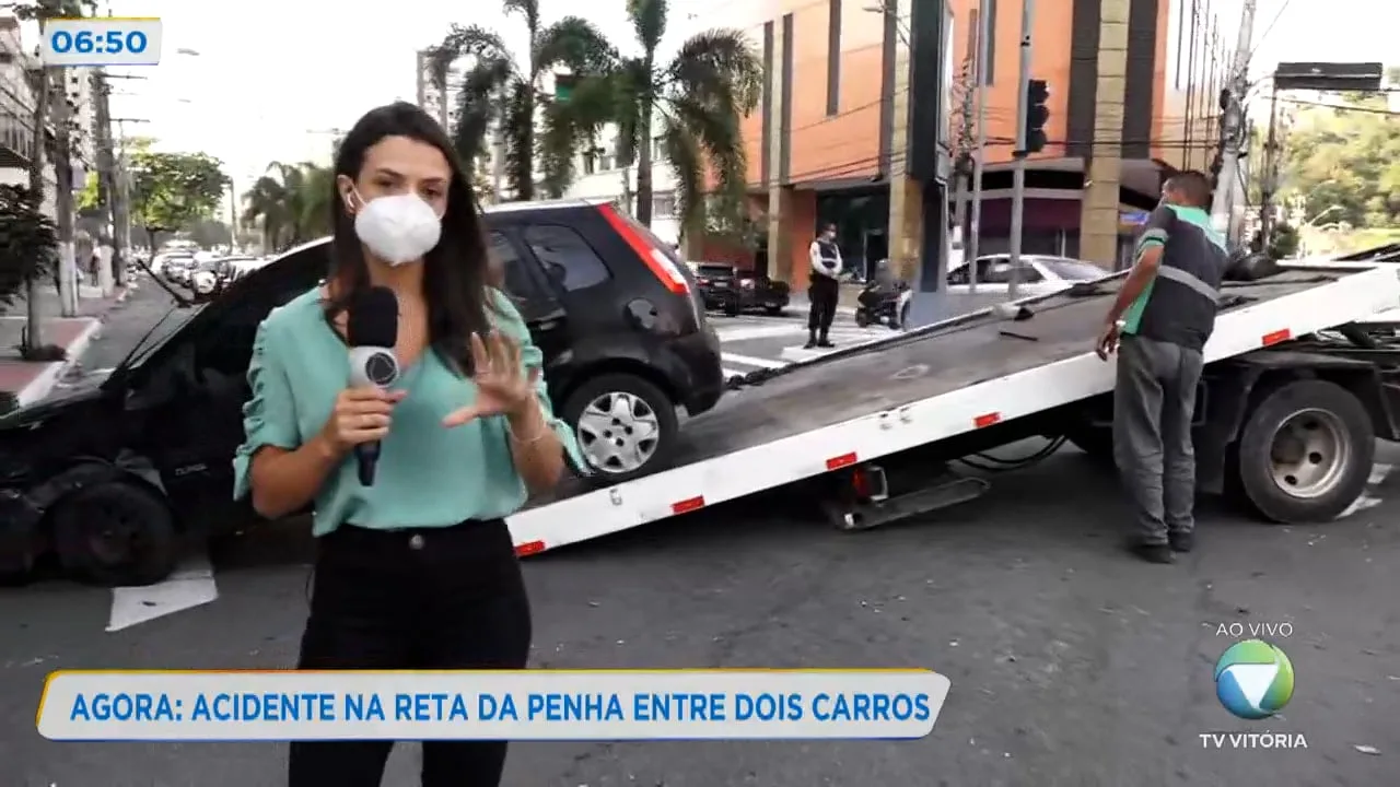 Acidente na Reta da Penha entre dois carros