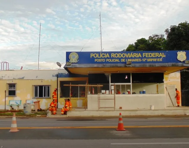 Pedreiro com suspeita de embriaguez bate em frente a posto da PRF em Linhares