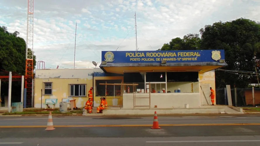 Pedreiro com suspeita de embriaguez bate em frente a posto da PRF em Linhares