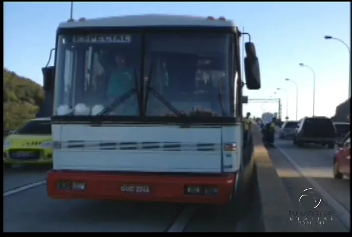 Ônibus quebra e bate em vão central da Terceira Ponte