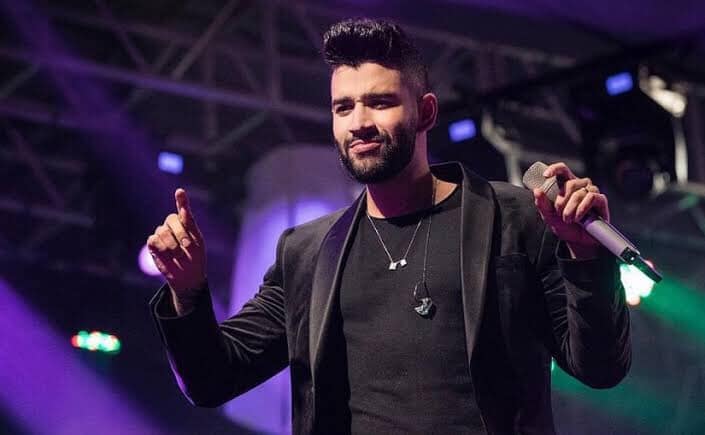 Gusttavo Lima interrompe show e doa R$ 12 mil à fã