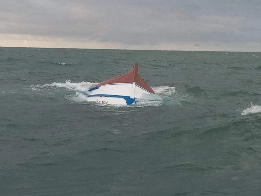 VÍDEOS I Três pescadores do barco "Petrel" são localizados em Aracruz; um segue desaparecido