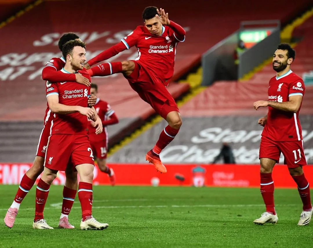 Com volta de Alisson e gol de Firmino, Liverpool vence de virada no Inglês