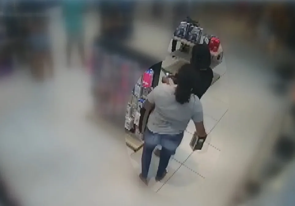 VÍDEO | Mulheres são flagradas furtando loja de acessórios de celular em shopping de Cariacica