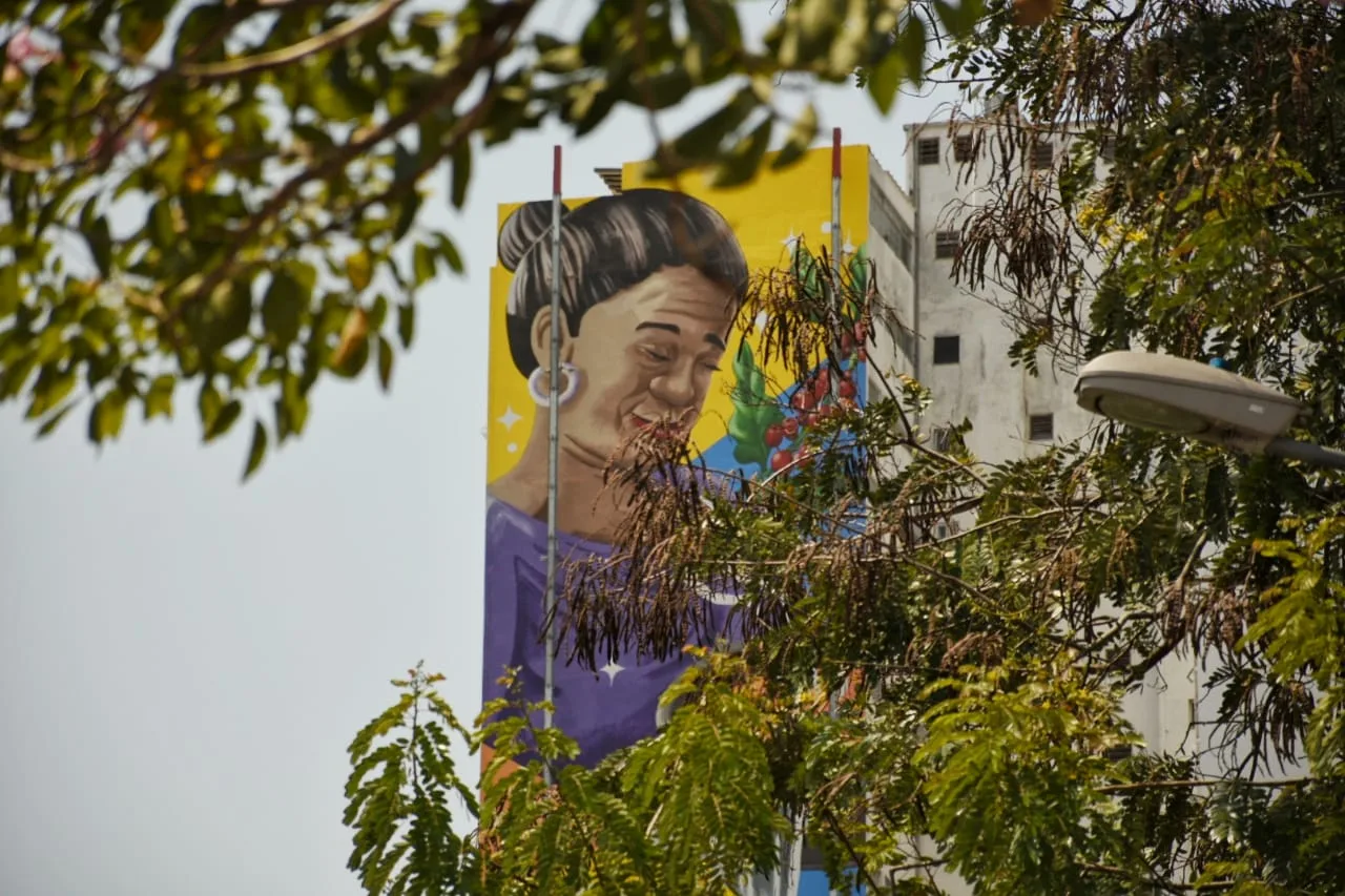 Prédio no Centro de Vitória ganha painel com pintura gigante de referências culturais capixabas