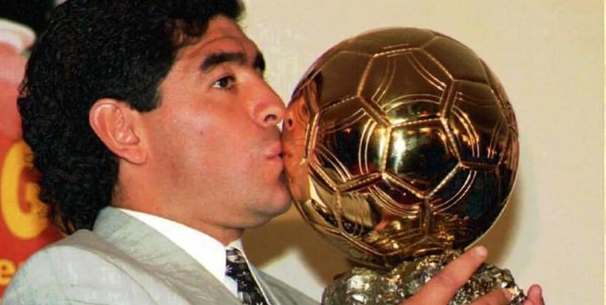 Herdeiros de Maradona bloqueiam leilão da Bola de Ouro da Copa de 1986