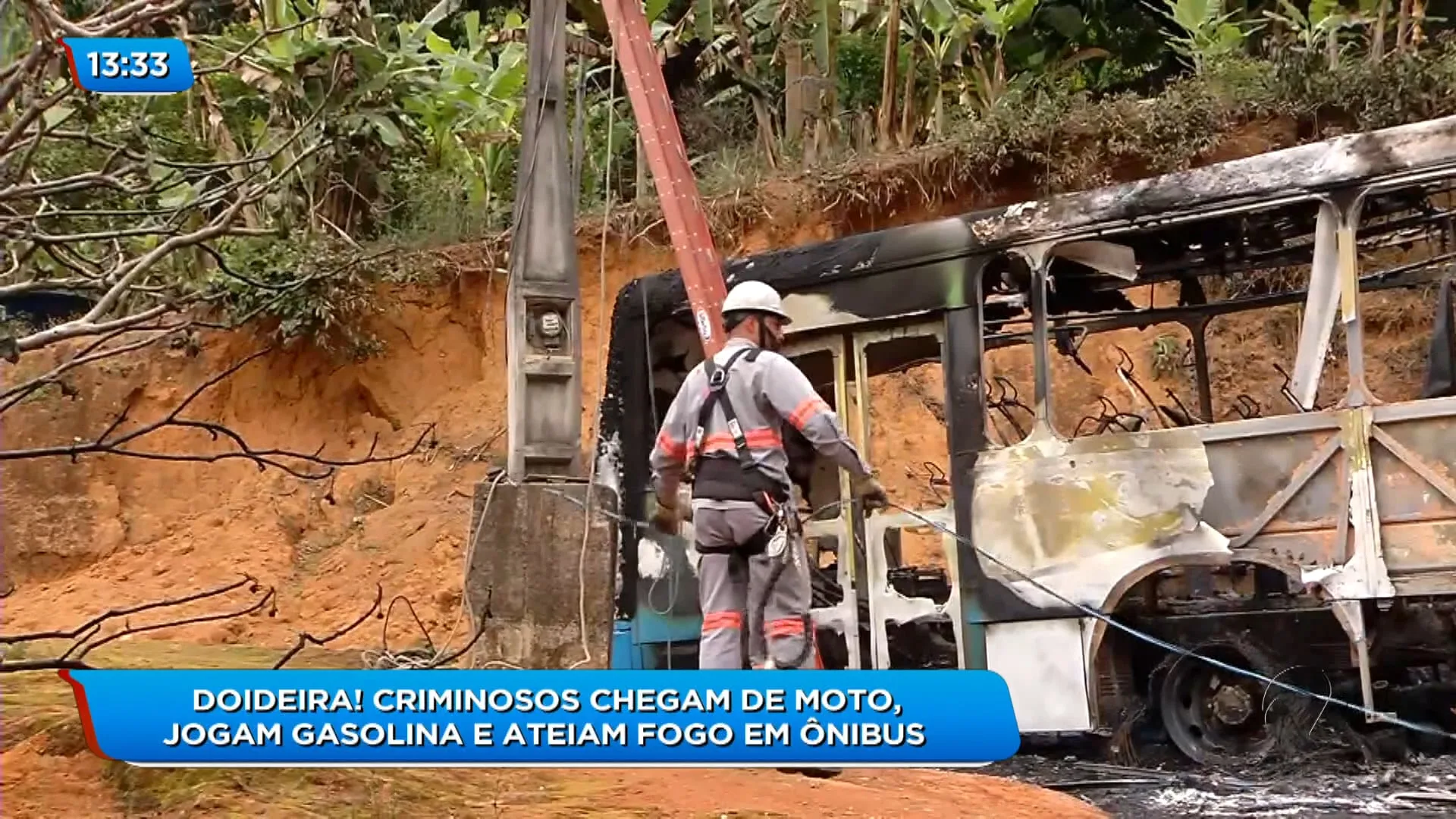 Criminosos ateiam fogo em ônibus em Cariacica