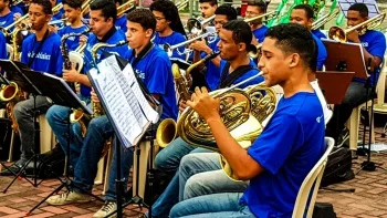 Apresentação de orquestra na ação de Natal na praça dos Namorados