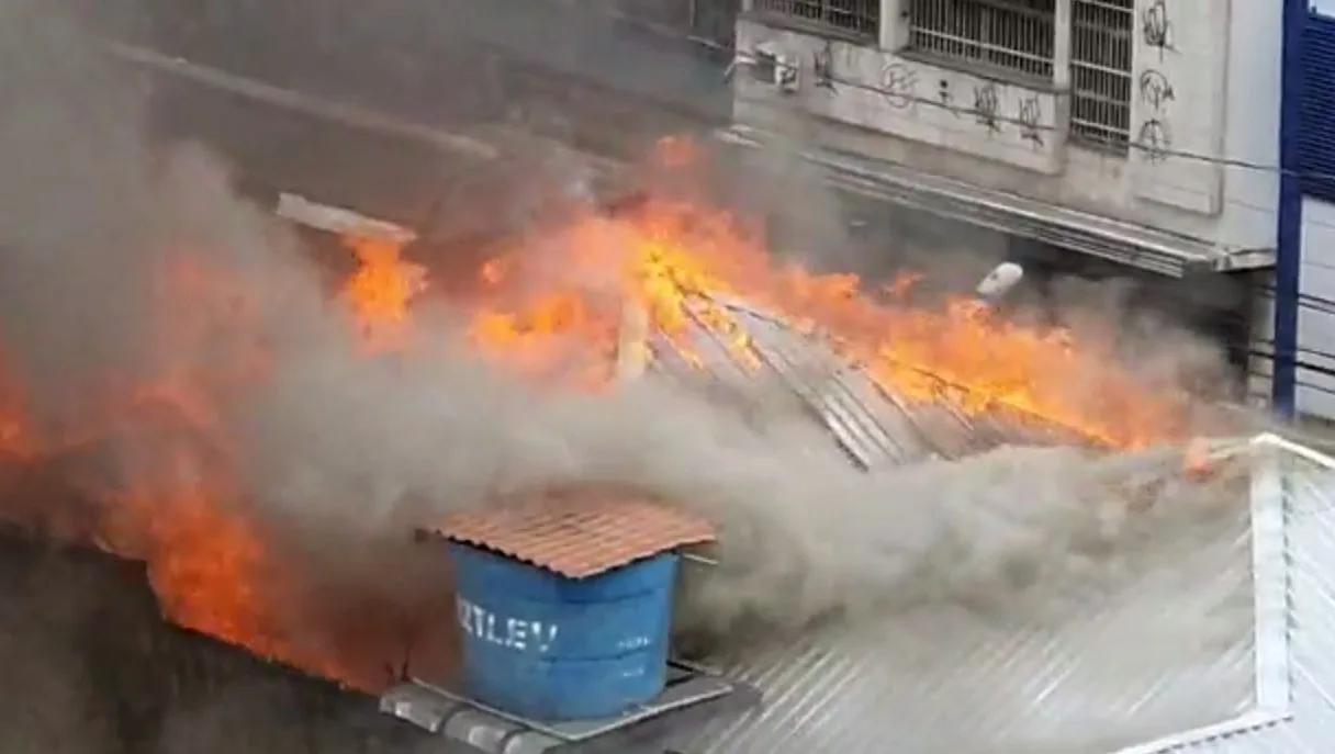 VÍDEO | Grande incêndio em imóvel causa muita fumaça no Centro de Vitória