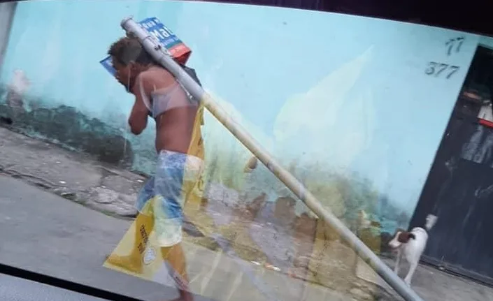 VÍDEO | Homem é detido ao tentar furtar placa de sinalização de rua em Vitória