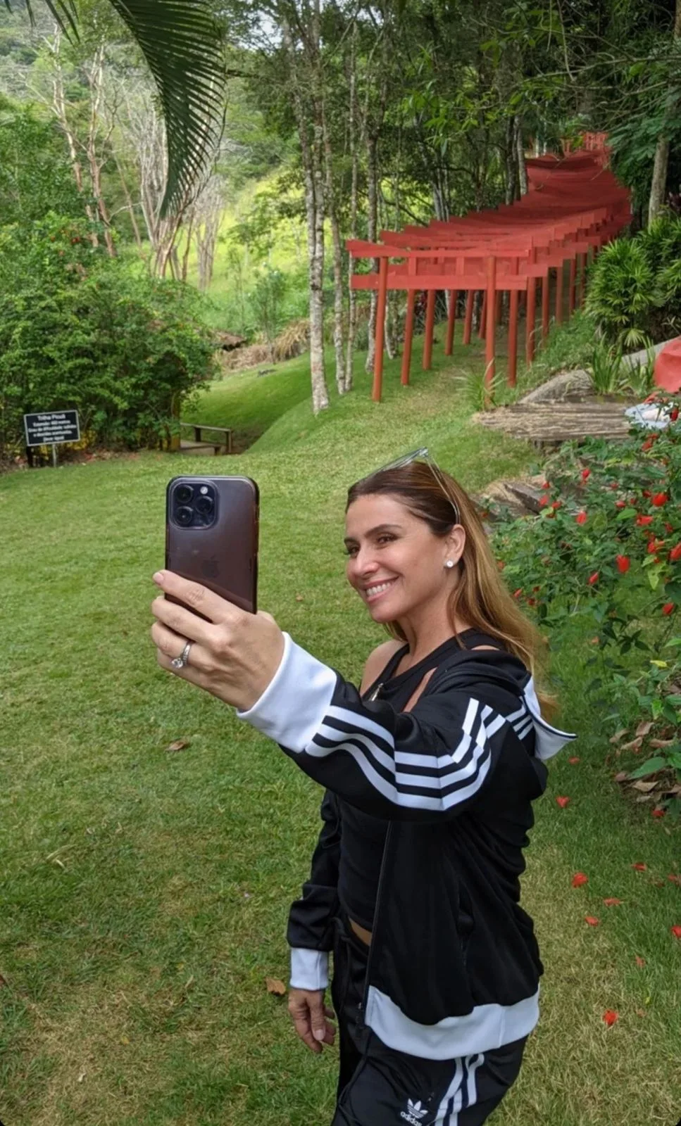 A atriz Giovanna Antonelli posa em frente à estátua do Buda gigante, em Ibiraçu, no Espírito Santo (Foto: Reprodução/Redes sociais)