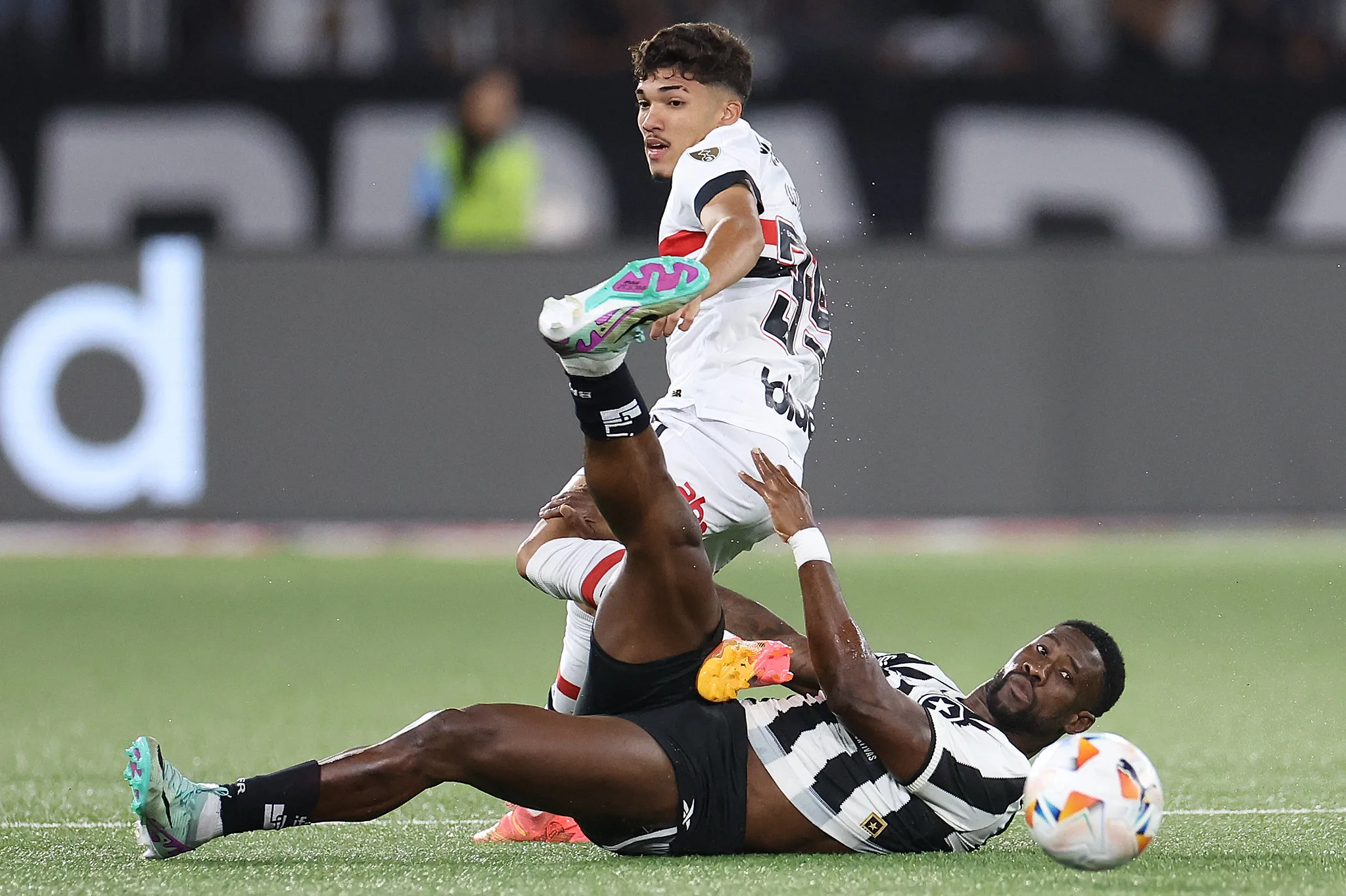 Botafogo domina, mas fica no 0 a 0 com o São Paulo na Libertadores