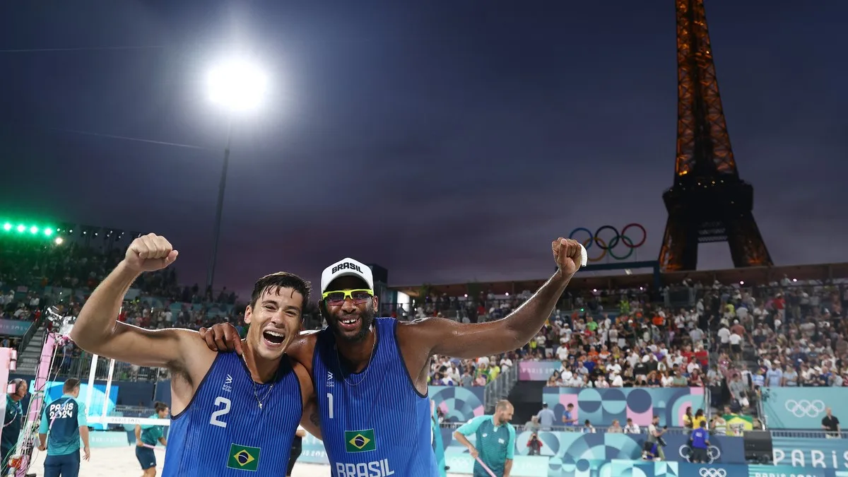 2024.08.04 – Jogos Olímpicos Paris 2024 – Vôlei de Praia masculino. Os brasileiros Evandro e Arthur em duelo contra a dupla holandesa Van de Velde e Immers. Foto: Luiza Moraes/COB.