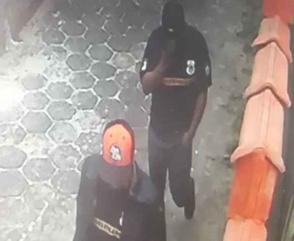 VÍDEO | Criminosos se passam por policiais civis e invadem casa de comerciante em Cariacica