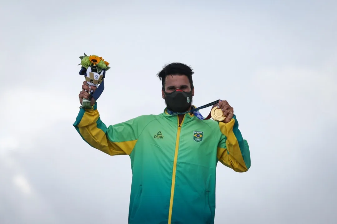 Italo Ferreira ganha estátua de cinco metros de altura em Baía Formosa