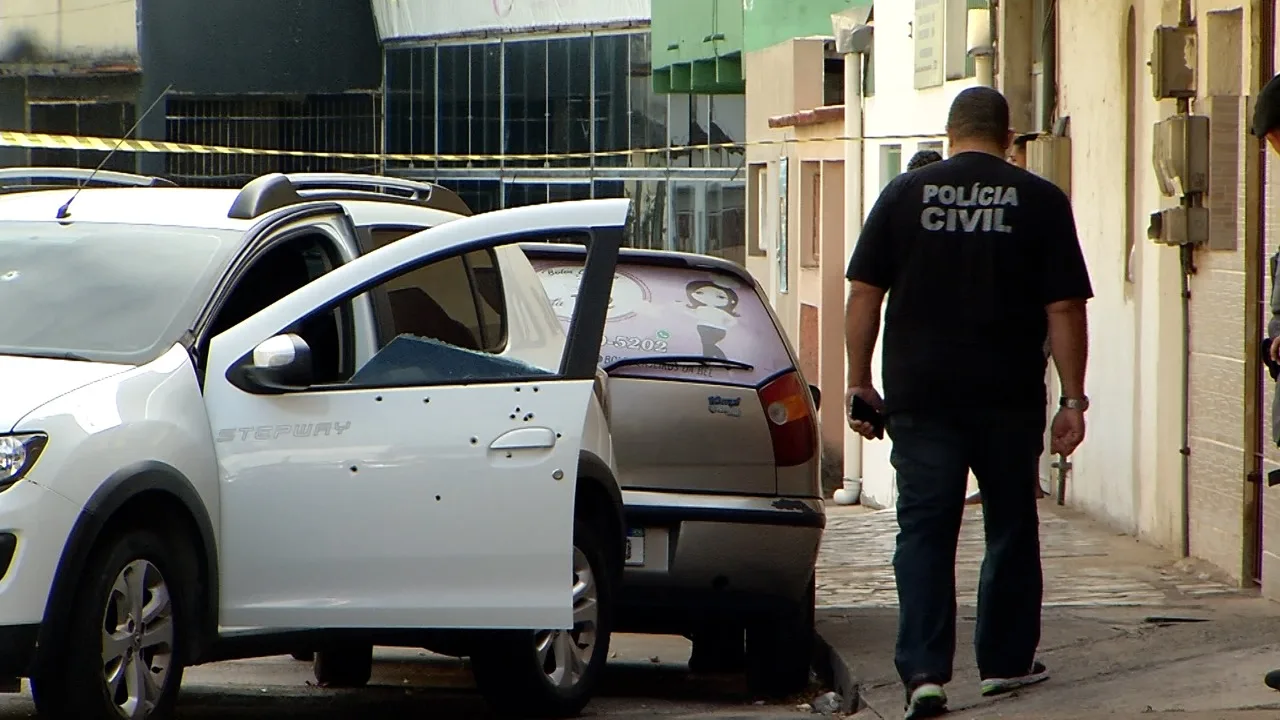 Motorista de aplicativo é executado a tiros na Serra; mais de 40 balas ficaram pelo asfalto