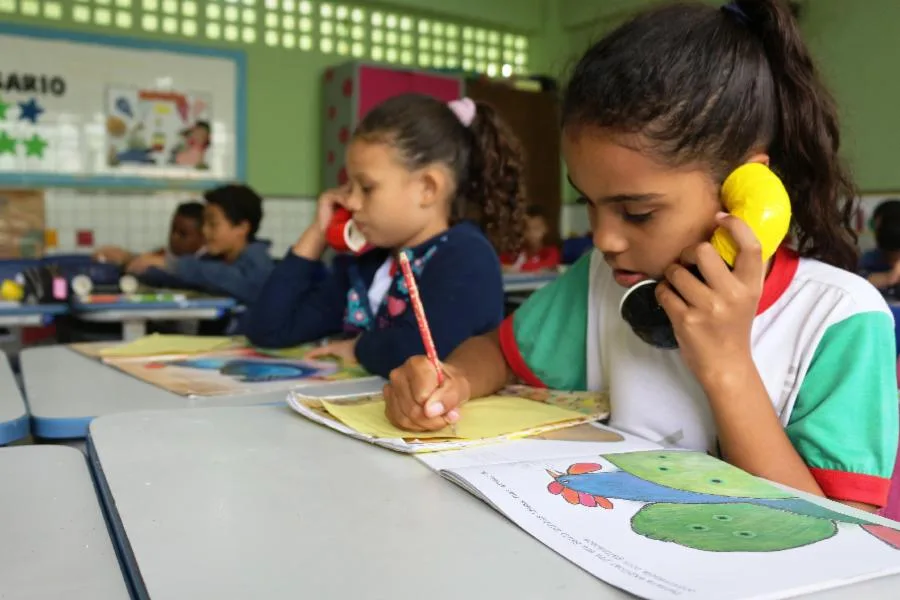 'Sussurrofone' é ferramenta para estimular e facilitar leitura em escola de Viana