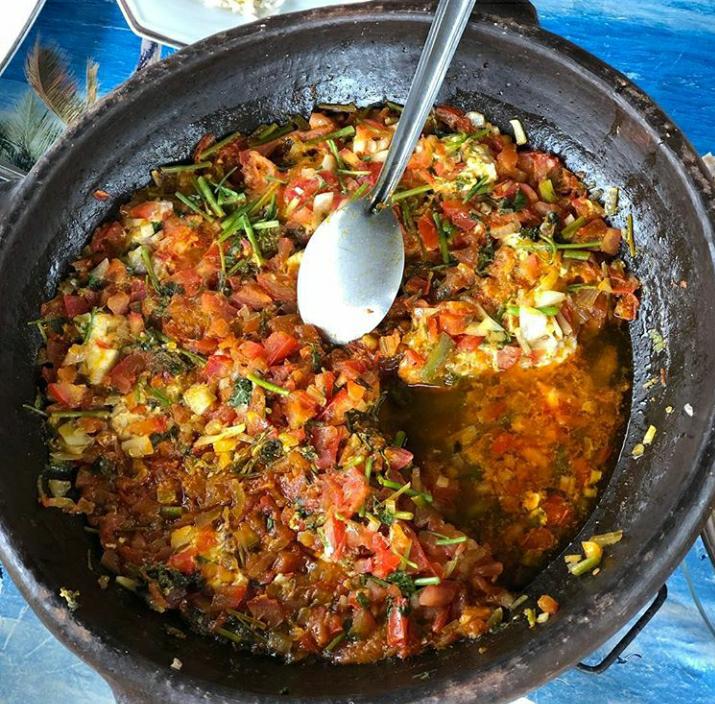 Dia da Moqueca: mulher pesca o próprio peixe para fazer o prato preferido do capixaba