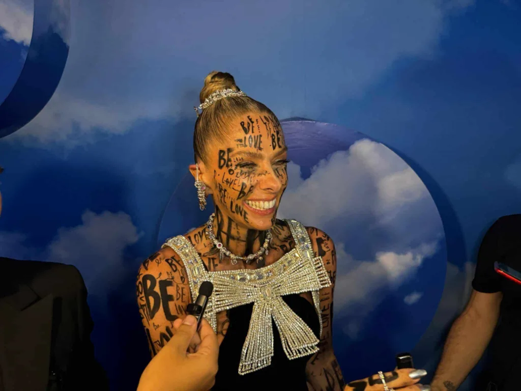 Baile do Copa: quilos de joias! Galisteu gastou 6 horas em fantasia. Veja vídeo (Foto: Pedro Permuy)
