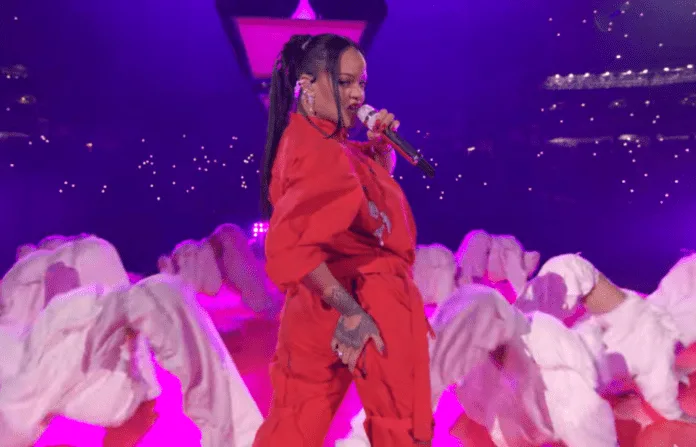 Após Rihanna aparecer grávida no Super Bowl, internautas fazem memes