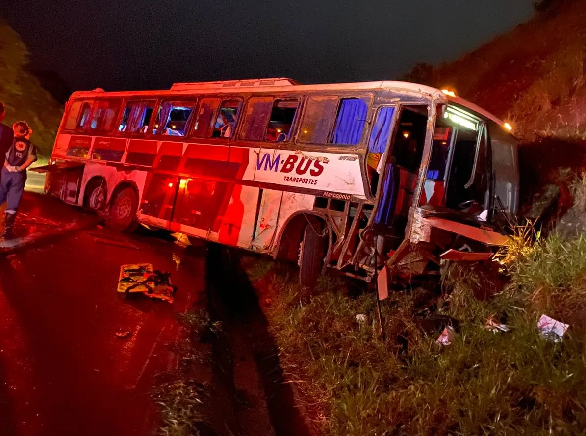 Passageiros do ES envolvidos em acidente no Sul da Bahia reclamam de problemas no ônibus